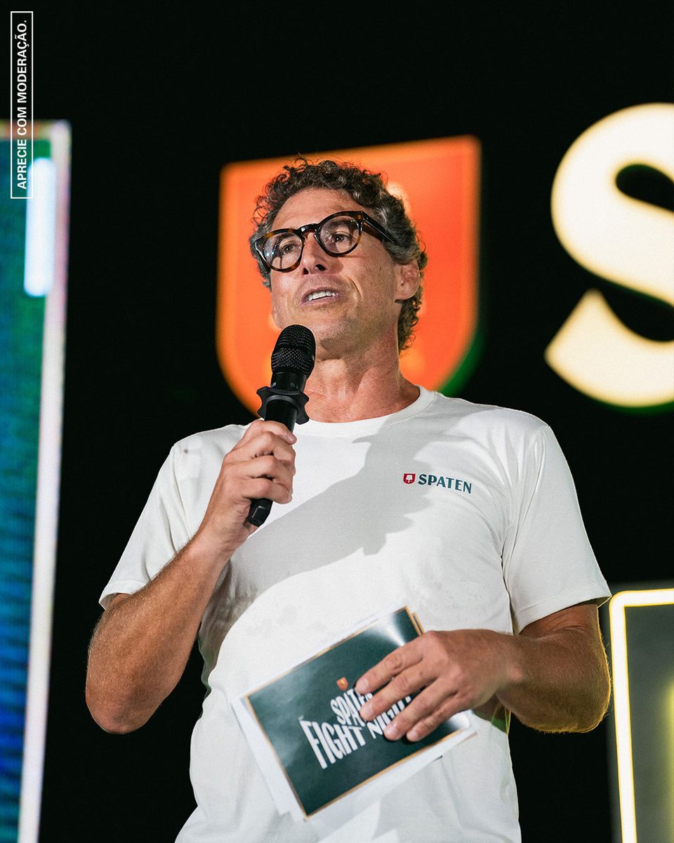 Flavio Canto como mestre de cerimônias